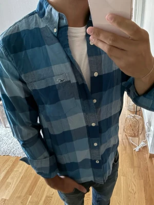 Blå rutig skjorta från Hollister - Skriv vid funderingar!