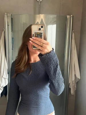Blå ribbad långärmad topp xs/s - Säljer en blå ribbad långärmad topp med tight passform. Toppen har en rund halsringning och är tillverkad i ett stretchigt material som sitter snyggt på kroppen. 