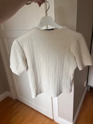Zara topp - Ribbad Zara topp stl S, har ett litet hål på vänster sida men inget som syns 💕buda gärna!