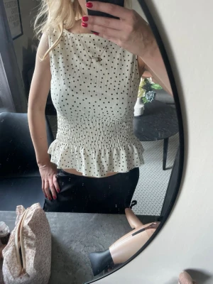 Vit prickig topp - Söt topp från Gina i strlk S☺️