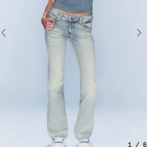 Lågmidjade ljusa bootcut jeans - Snygga lågmidjade jeans i ljusblå!! från weekday, cheap monday. Smutsiga där nere som man kan se på bild 3 och 4💞