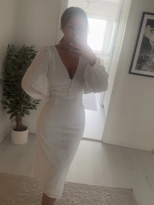 Vit långklänning gina tricot - Superfin vit långklänning från ginatricot💞ser liknande ut som de från adoore. Storlek 34 och sitter figurnära. Aldrig använd. Nypris: 600
