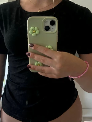 Svart tight t-shirt i bomull - En enkel och stilren svart t-shirt med tight passform och korta ärmar i storlek XS-S (Vet tyvärr inte varumärket eftersom att jag har slitit bort lappen och minns inte vart jag köpte den). Tillverkad i mjuk bomull som sitter skönt mot kroppen. Perfekt basplagg att matcha med allt.