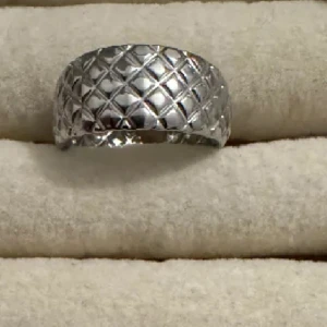  Rostfritt stål ring  - Massa nya ringar i lager!! Ringarna är guld/silver pläterade och är justerbara vilket innebär att de passar alla! Skötselråd medföljer! Skriv för specifika bilder och pris då vissa är billigare än andra! Kontakta vid intresse av köp! 💓