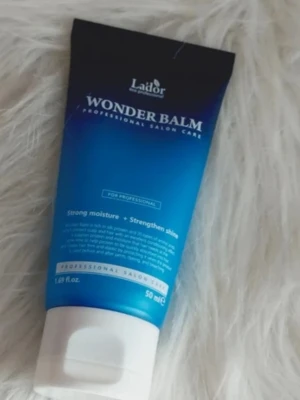 Ny Lador Wonder Balm hårbalsam - Ny oöppnad Lador Wonder Balm är ett professionellt hårbalsam i en blå tub på 50 ml. Ger stark återfuktning och glans till håret. Tuben har vit kork och är smidig att använda. Perfekt för dig som vill boosta hårets fukt och styrka.