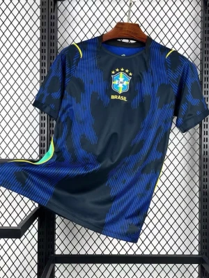 Blå Brasilien fotbollströja Nike - Snygg blå fotbollströja från Nike med Brasilien-emblem på bröstet och gula detaljer. Tröjan har ett unikt mönster i olika blå nyanser och korta ärmar. Perfekt för dig som vill stötta Brasilien på match eller träning.