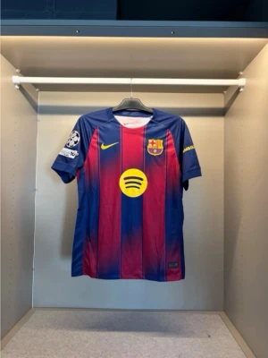 FC Barcelona matchtröja Pedri #8 - Säljer en officiell FC Barcelona matchtröja från Nike med Pedri #8 på ryggen. Tröjan har klassiska blå och röda ränder, klubbmärke och sponsorloggor på bröstet samt Champions League-märke på ärmen. Tillverkad i lätt och ventilerande material, perfekt för fotbollsträning.