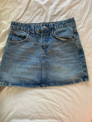 Lågmidjad jeanskjol  - Lågmidjad mini jeanskjol från Stradivarius! Super snygg perfekt till vad somhelsr sitter skitsnyggt!💕😚