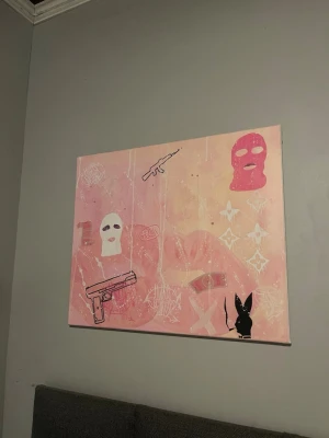 Rosa tavla med balaklava och vapenmotiv - Unik tavla med rosa och vita toner, motiv av balaklava-masker, pistol, automatvapen, pengar och en svart siluett av en kanin. Bakgrunden har abstrakta mönster och graffiti-liknande detaljer. Perfekt för dig som gillar street art och modern stil.