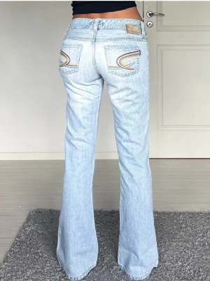 Jeans - Midjemått: 37cm rakt över, innerbenslängd: 78cm 💗