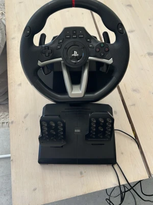 Ratt och pedaler ps4 - Säljer en Hori Racing Wheel Apex (RWA) ratt och pedaler till PlayStation. Typ inte använt bara några få gånger. 