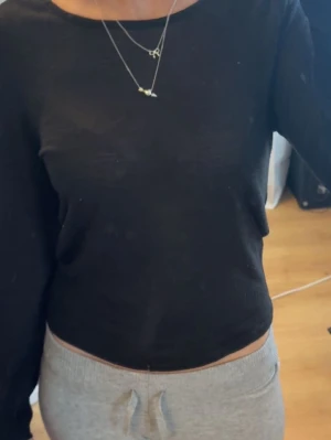 Halvt transparent tröja  - Superfin tröja från VERO MODA! Tveka inte att skriva om du undrar något 🩷