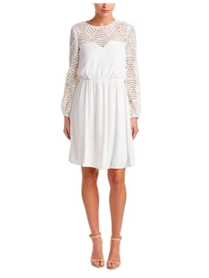 Maje student/ midsommar/ fest klänning med spetsdetaljer size S - Söt vit kortklänning med långa ärmar och fina spetsdetaljer upptill och på ärmarna. Klänningen har rund halsringning och resår i midjan för en snygg passform. Perfekt för sommarens alla tillfällen.