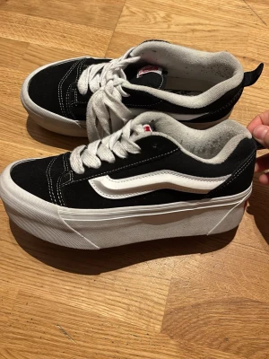 Vans Knut Plattform super fint använd skick strl 37  - Knappt använda Vans Knut Plattform super fint skick                           Ordinariepris 1399kr  