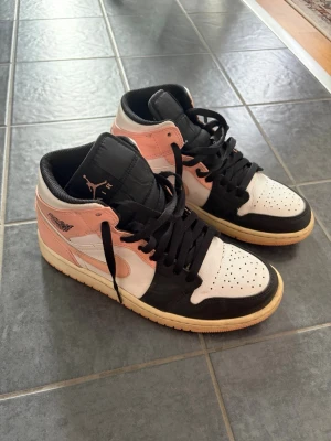 Svarta och rosa Air Jordan 1 Mid - Säljer ett par Air Jordan 1 Mid sneakers i svart, vitt och ljusrosa. Tvättas såklart innan dem skickas. Pris kan diskuteras 💕