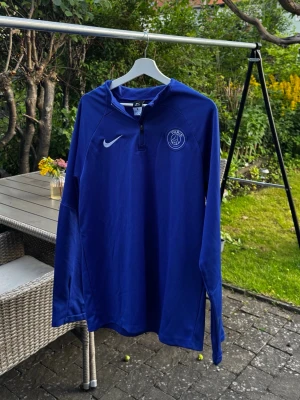 PSG - Nike - Tunn långärmad PSG tröja från Nike, den är lång för min stil men ganska fräck faktiskt. Först till kvarn. 