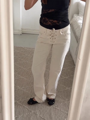 Vida jeans med snörning framtill - Säljer dessa slutsålda jeans från Gina tricot i storlek 32. Aldrig använda bara provade😊