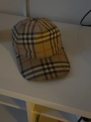 Burberry keps äkta  - Säljer en äkta burberry keps skick 7/10 lite solblekt på under sidan av skärmen men inget som sticker ut 