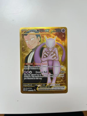  Mewtwo EX - Säljer ett samlarkort från Pokémon, Team Rocket's Mewtwo EX med guldfärgad ram och holografisk finish. Kortet har motiv av Mewtwo och Giovanni, HP 280 och coola attacker som Power Saver och Erasure Ball. Perfekt för dig som gillar Pokémon och vill utöka din samling.