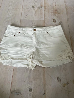 Vita shorts med spetsdetaljer💞 - Vita shorts med vit spets på sidan. Dom e low rise och har fickor på baksidan och dom e från hm💞såklart tvättar jag dom innan dom skickas💞