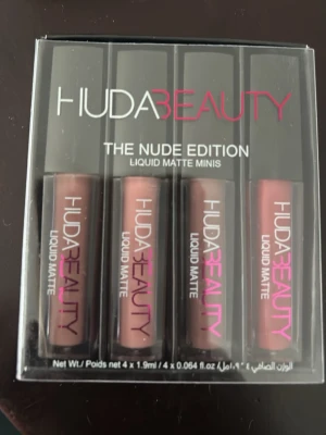 Huda Beauty The Nude Edition Läppstift - Säljer ett set med fyra mini flytande matta läppstift från Huda Beauty, The Nude Edition. Färgerna heter Venus, Bombshell, Flirt och Trendsetter och går i olika nude och bruna toner. Perfekt för dig som gillar naturliga och matta läppar. Kommer i en snygg förpackning.