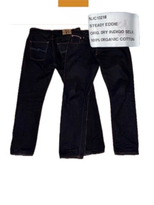 Nudie jeans Steady Eddie org. Dry indigo Selvedge - Säljer min sjukt feta Selvedge Nudie jeans. De är i modellen Steady Eddie 1 vilket är en lite rakare modell en den nya modellen. De är aldrig tvättade vilket gör att du kan skapa egna och sjuka fades.  De har storleken 32/34. Priset går att förhandlas vid snabb och smidig affär😊 Tveka inte på att höra av er om ni undrar något!