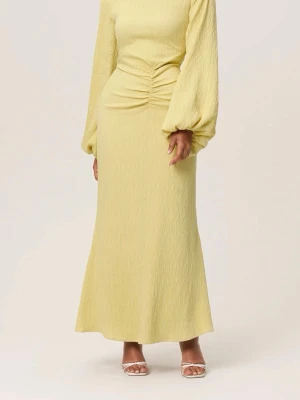 Adoore Reno Dress - ljusgul långklänning  - Trendig ljusgul långklänning med långa puffärmar och snygg rynkning i midjan. Klänningen har en offshoulder-design och är tillverkad i ett lätt, strukturerat material som ger en elegant siluett. Adoore Reno Dress