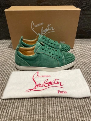 Christian Louboutin skor  - Hej, säljer nu dessa svin snygga Christian Louboutin skor. Skorna är i grymt skick!  Begränsat antal boxar och dustbag. Hör av dig vid frågor.