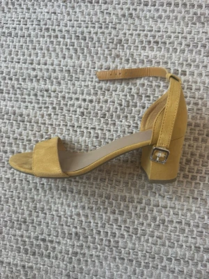 Gula pumps med blockklack och ankelrem - gula klackar 