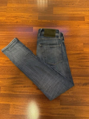 Replay Anbass Jeans - Blåa Replay Anbass Jeans - Skick: 8/10 Inga defekter fortfarande i super fint skick - Storlek: W28 L32 Midja: 39cm Längd: 99cm - Pris: 649kr - Pris kan diskuteras vid snabb affär💨 - Kom DM vid fler bilder eller funderingar🥰
