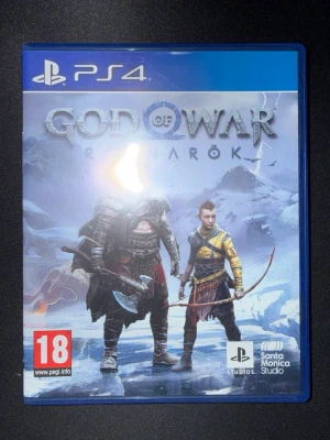 God of War Ragnarök PS4 spel - Säljer God of War Ragnarök till PlayStation 4. Spelet kommer i ett blått plastfodral med omslag i isiga färger och motiv av Kratos och Atreus. Disk och fodral med snygg design, PEGI 18. Perfekt för dig som gillar actionfyllda äventyr och nordisk mytologi.