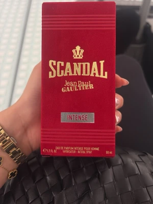 Scandal Intense Him EdP 50ml - Scandal Intense Him EdP från Jean Paul Gaultier är en parfym för män. Helt oanvänd, köpte fel. Är en parfym med en lyxig, mörkblå glasflaska och guldfärgat lock i form av en krona. Förpackningen är röd med guldtext och parfymen har en intensiv, maskulin doftprofil.