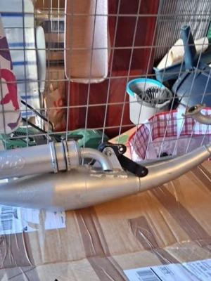 Leovince tt rör liggande minarelli - Säljer ett avgassystem till moped av leovince. Röret är utpluggat. Passar till dig som vill uppgradera eller byta ut ditt nuvarande avgassystem. Funkar bra och är i bra skick. 600kr eller bud