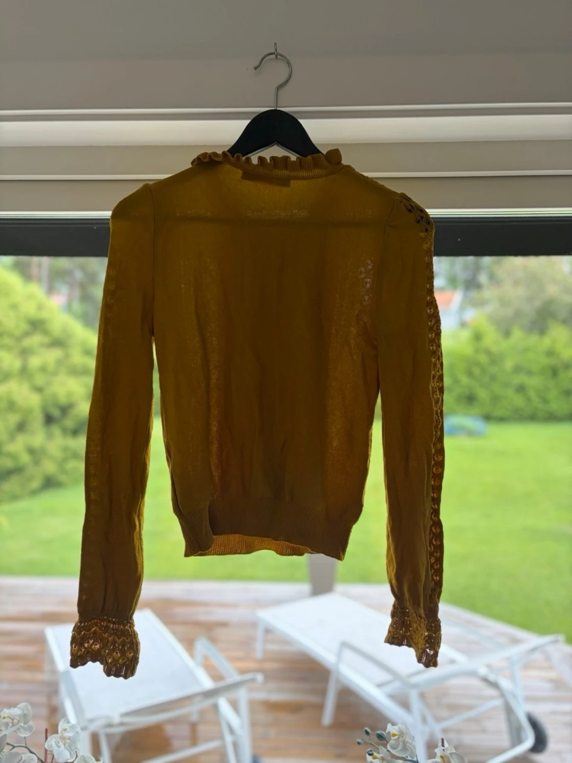 Gul blus med volanger och spets - 1