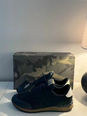 Valentino rockrunner - Säljer dessa riktigt feta rockrunners nu till sommarn och våren~ stlk 44~ osäker på äkthet~ ända defekten är på 3e bilden där de är öppet lite vid tån men går lätt att limma fast~ har mycker kvar att ge och är riktigt sköna~ vid funderingar är det bara att skriva! Först till kvarn, bästa priset du kan hitta för dessa skor.
