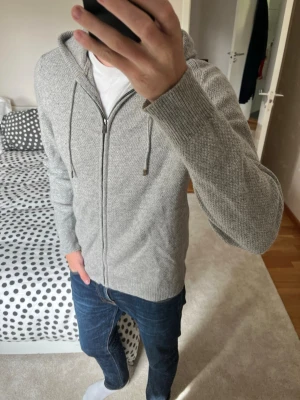 Ljusgrå hoodie med dragkedja - Snygg stickad hoodie från Massimo Dutti i storleken L. Tillverkad i ull och silke ✌🏼😁——————————————————————————                                                                      📐| Storlek: L                                                           👖| Märke: Massimo Dutti                                      🔎| Skick: Mycket Bra                                                     ✍🏻| Skriv om du har några frågor