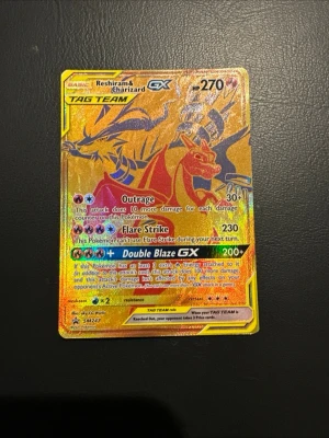 Pokémonkort Reshiram & Charizard GX - Säljer ett Pokémonkort med Reshiram & Charizard GX TAG TEAM. Kortet har en guldfärgad framsida med holografiska detaljer och tydliga illustrationer av båda Pokémon. Perfekt för samlare! Fraktas i plastfodral. Skrapig yta.
