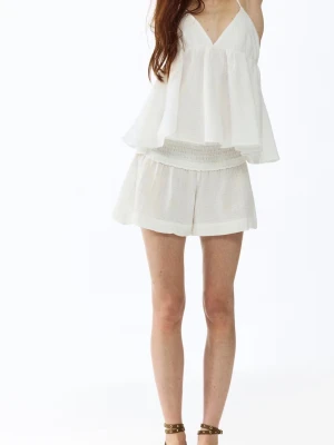 Vita högmidjade shorts från Gina Tricot - Säljer ett par vita linne shorts i jätte skönt material från HM helt nya. Skriv om du har några frågor. Sänker dem då jag köpte två storlekar