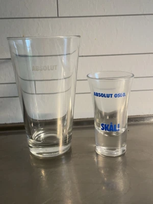 Absolut glas 80kr  - Två glas från Absolut, ett större drinkglas med frostad logga shot glasen säljs ej med