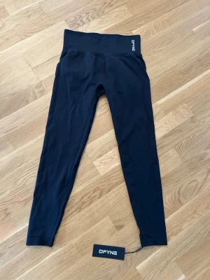 Svarta seamless leggings från DFYNE - Säljer ett par svarta seamless leggings från DFYNE i dynamic kollektionen. I storlek L. Aldrig använt, prislappen finns kvar💕