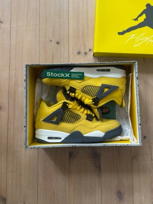 Air Jordan 4 Retro Lightning gul (2021) - Säljer ett par Air Jordan 4 Retro Lightning i storlek 43. Inga konstigheter, du får varmt höra av dig vid frågor! 