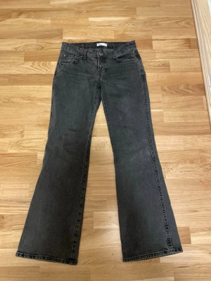Svarta bootcut jeans från Gina - Snygga svarta bootcut jeans från gina Jeans med klassisk femficksmodell och låg midja. Jeansen har en lätt utsvängd passform nedtill och är tillverkade i ett mjukt denimtyg. Perfekta för en trendig och avslappnad look.