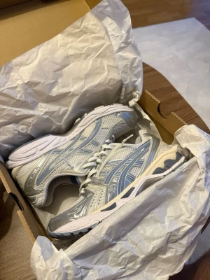 Asics Gel-Kayano 14 - Säljer mina Asics Gel-Kayano 14 i färgen White/Light Navy, storlek 41,5. Skorna är endast använda ett fåtal gånger och är i princip i nyskick – 9,5/10.  Kvitto finns och skolåda medföljer. Hör gärna av dig om du har några frågor eller är intresserad.