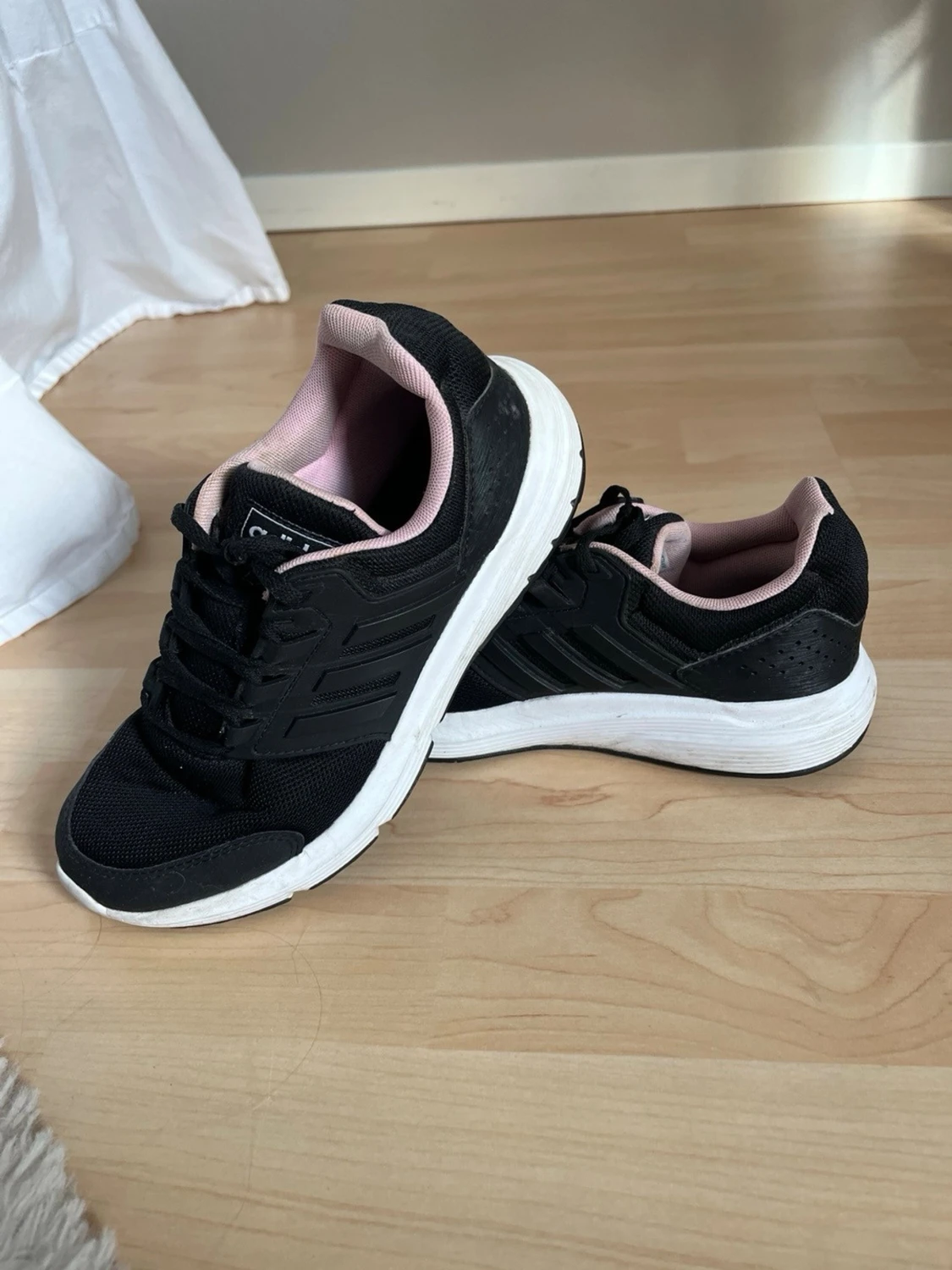 Svarta Adidas sneakers med rosa detaljer - 3