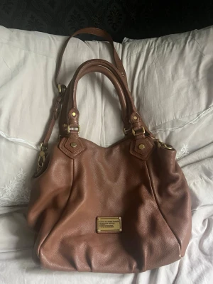 Brun handväska från Marc by Marc Jacobs - Snygg brun handväska i mjukt läder från Marc by Marc Jacobs. I fantastiskt skick! Öppet för rimliga bud. 💕