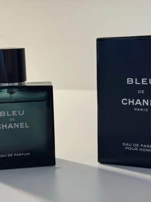 Bleu de Chanel Eau de Parfum - Bleu de Chanel Eau de Parfum är en elegant och exklusiv herrdoft från Chanel. Parfymen är knappt använd, se bild för egen bedömning av hur mycket som är kvar. Nypris ca 1200 kr. Priset kan diskuteras vid snabb affär. Original förpackning ingår. OBS parfymen är äkta och elektroniskt kvitto från order finns, endast seriösa köpare tack! 