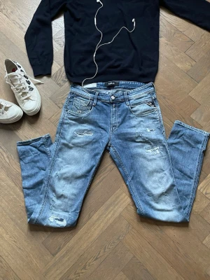 Replay jeans  - Replay jeans med slitningar , modell Anbass , storlek 29/32 fint skick 