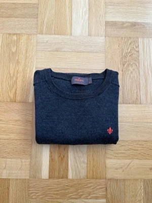 Morris Merinoulls Tröja  - En riktigt stilig tröja ifrån Morris i 100% merinoull och färgen mörkgrå. Tröjan har inga defekter överhuvudtaget (nytt skick) och har inte krympt. Vid frågor eller funderingar är det bara att höra av sig! 😁