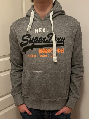 SuperDry Hoodie - Säljer denna trendiga SuperDry hoodien, passar perfekt till många outfits. Storlek M, modellen är 187, 75kg.