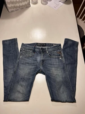 Replay blå jeans herr - Säljer ett par klassiska blå replay jeans, i storlek 29/34. 